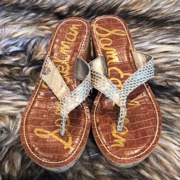 white nike flip flops womens